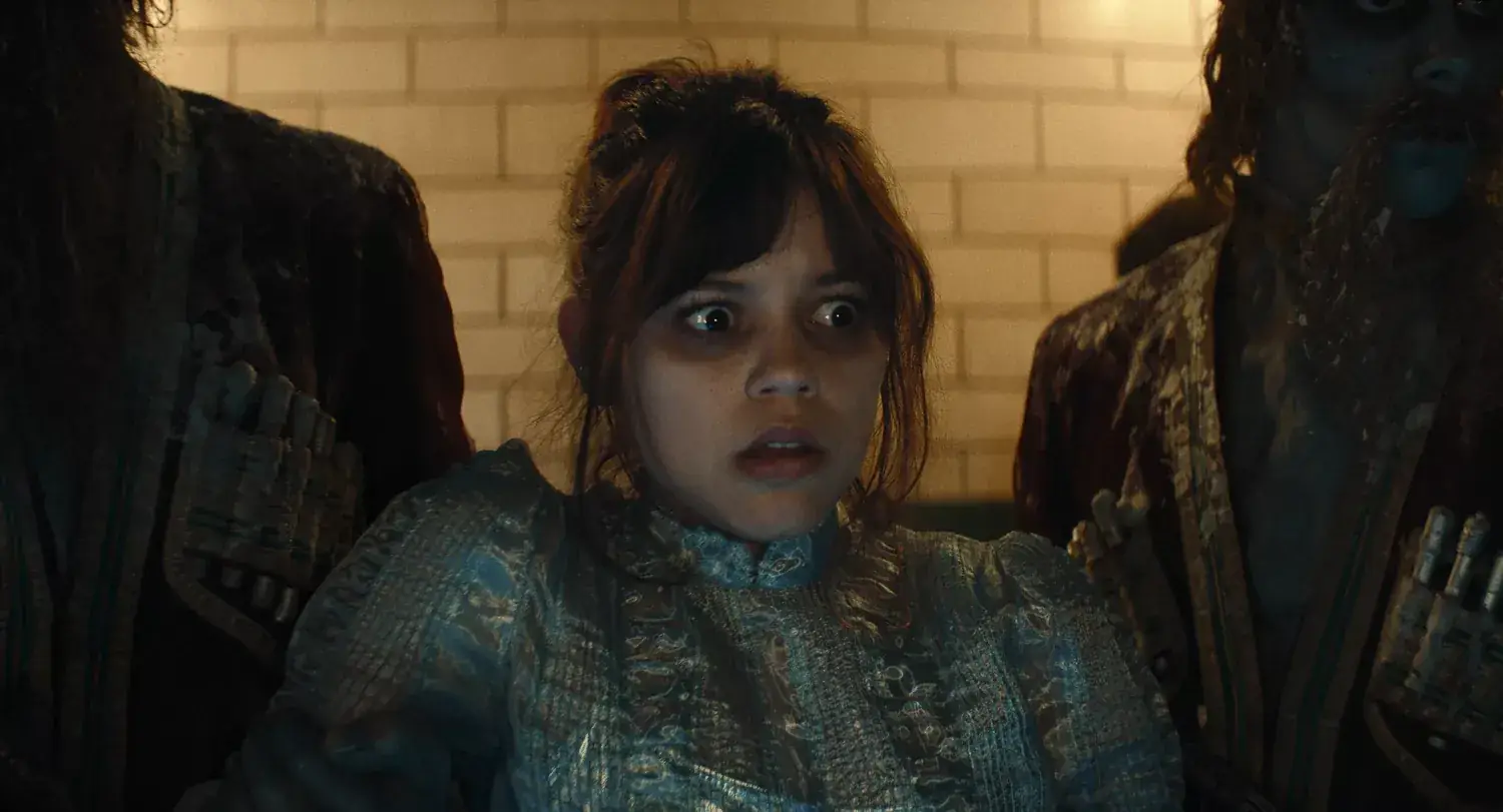 Residents of original Beetlejuice town met Jenna Ortega with their old memorabilia (exclusive) Related images #4