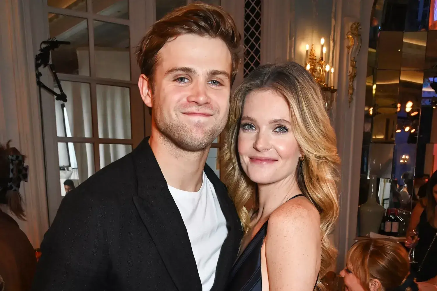 White Lotus costars Meghann Fahy and Leo Woodall finally confirm real-life relationship with kiss Related images #4